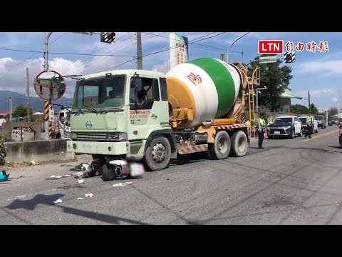 機車與砂石車對撞卡輪下 2女倒臥送醫