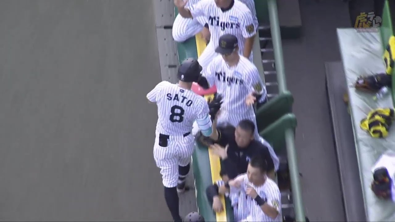 2 consecutive at-bats] Bottom of the 5th inning: #TeruakiSato hits