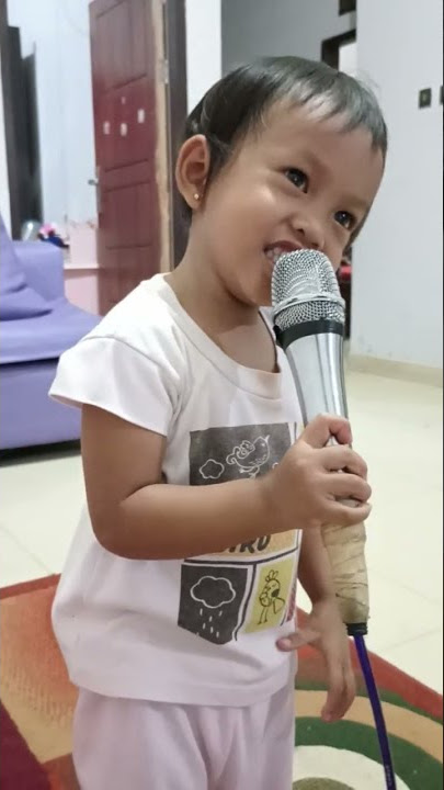 anak kecil belajar menyanyi siapa itu dibalik pintu