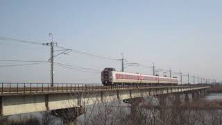 斐伊川を渡る381系特急「やくも」　4両編成　2015年2月25日