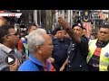 LIVE: Tegang! Penyokong Najib 'berhadapan' Polis