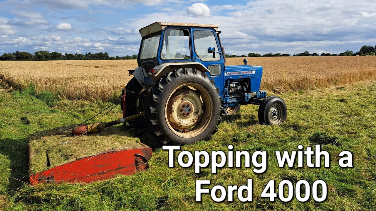 Классический трактор Ford 4000, верхом на поле. 🚜
