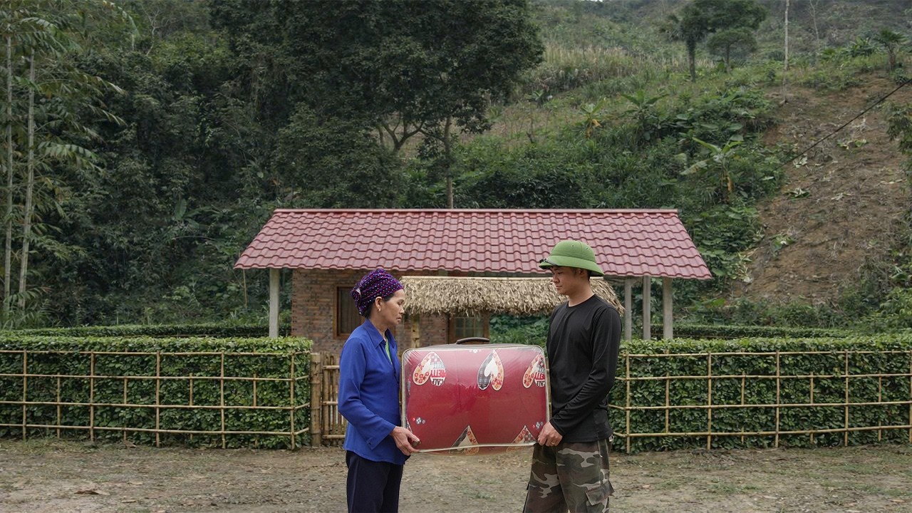 Это была всего лишь помощь в ремонте старой двери… но неожиданный подарок глубоко тронул женщину.