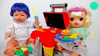 Los bebés juegan a crear comida con el Súper juego BARBACOA de PLAY DOH
