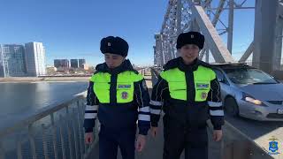 Автоинспекторы Астрахани уберегли девушку, стоявшую за парапетом моста, от необдуманного поступка