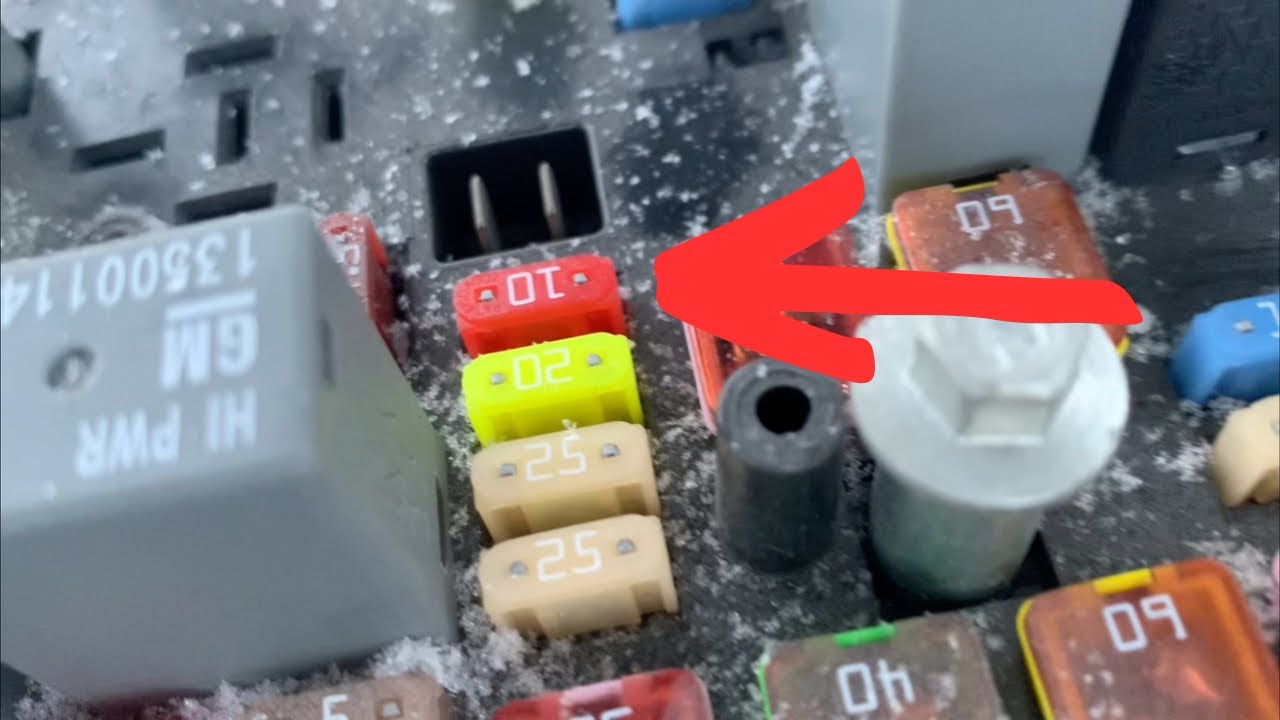 Расположение предохранителя блока управления топливным насосом (10 А) для Chevrolet Equinox 2010-...