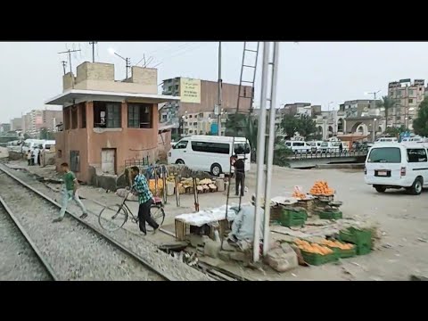 سيدى عبدالرحيم القناوى ومحطة قنا لحظة خروج القطار الروسي 833 اسوان القاهرة من محطة قطار قنا اليوم