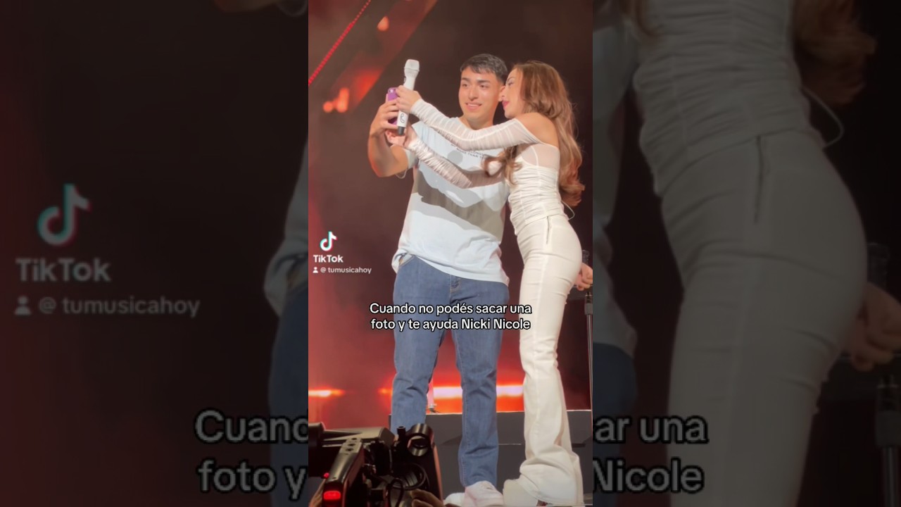 Nicki Nicole ayuda a un fan a sacarse una selfie