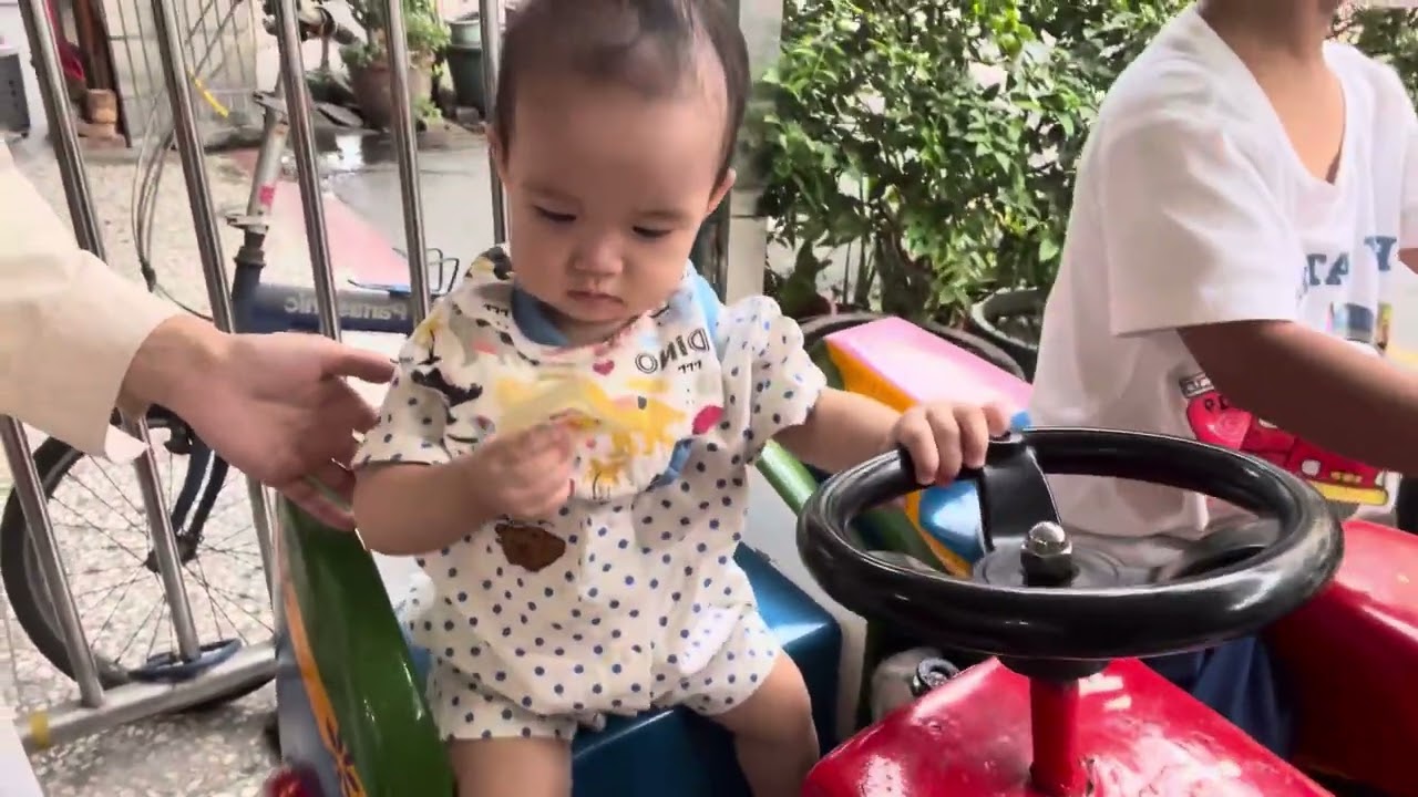 自從送托上幼稚園後倆兄妹每月必定來診所報到至少吃半個月的藥，更新病毒碼，超可憐的。還好有搖搖馬陪伴 🥹