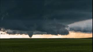 Amazing Time-lapse of birth, life and death of tornado touching down in Wyoming