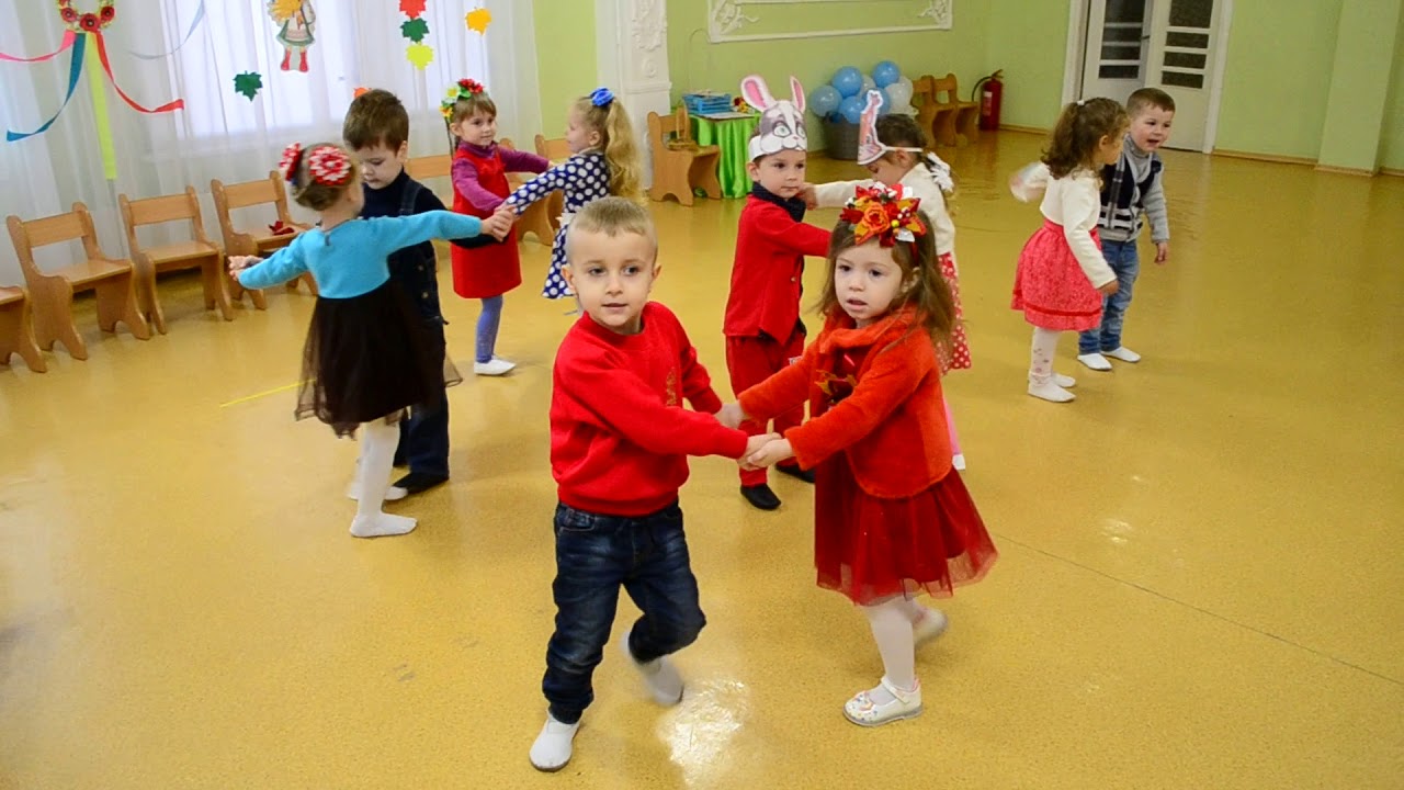 Танец игра младшая группа. Весёлый танец для детей в детском саду. Танец в детском саду младшая группа. Дети на танцах в в младшей группе. Игровой танец для детей младшей группы.