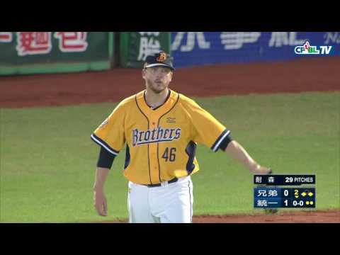 08/04 兄弟 vs 統一 二局下，潘萣翔攔下中間方向滾地球，順利封殺二壘跑者