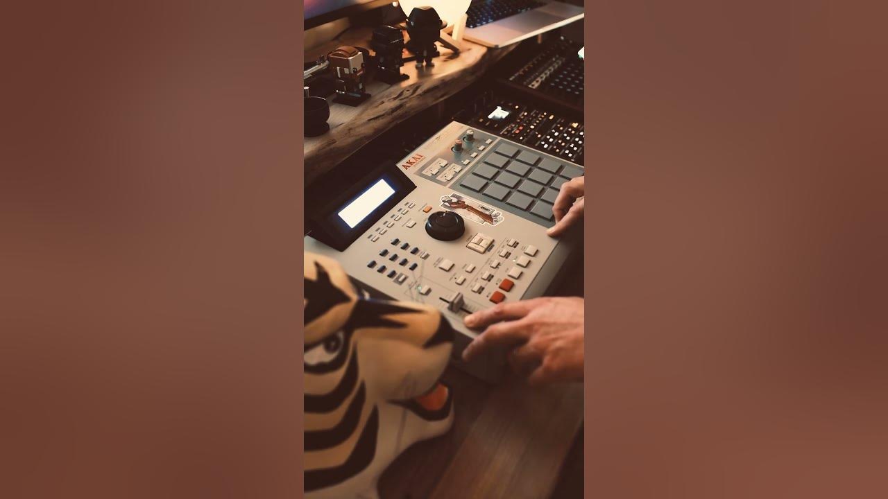 MPC 2000XL beatmaking with trumpet chops YouTube