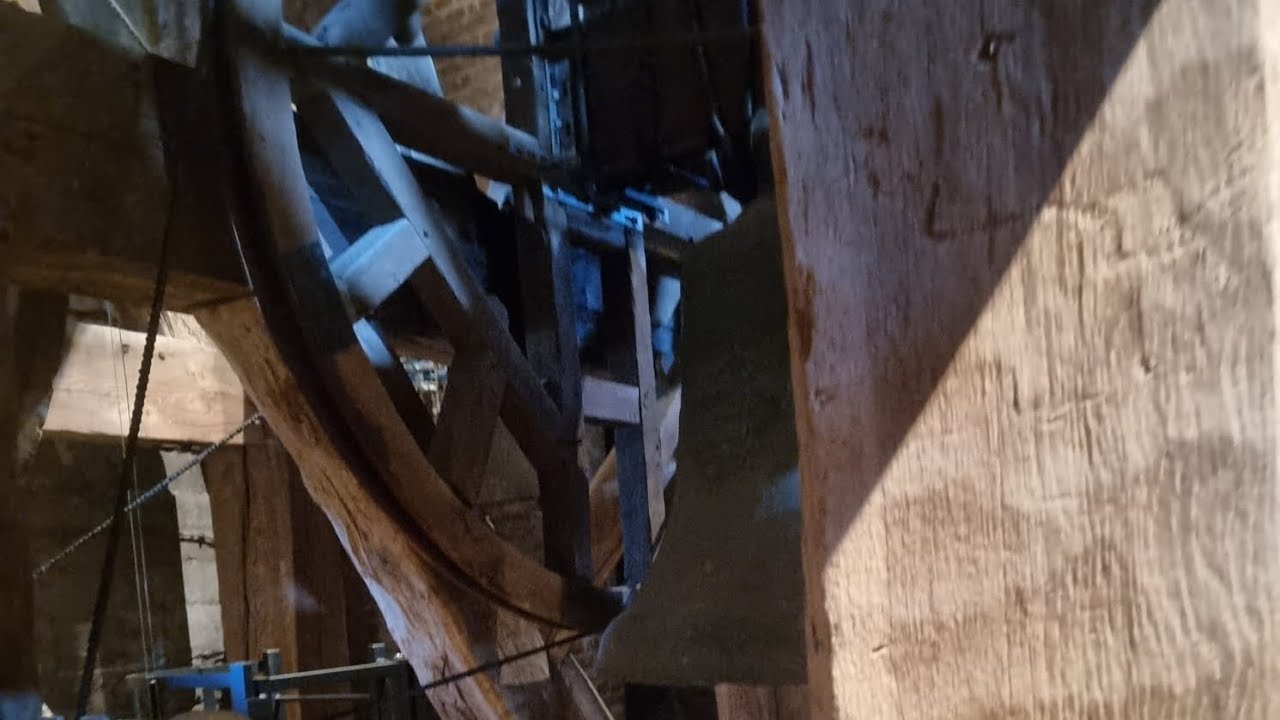 Tongeren (B) - Bells / Klokken - OLV basiliek. (Binnenopname)