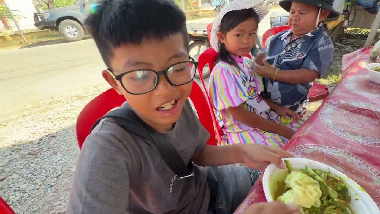 នាយក្រិននាំកូនមកហូបនំបញ្ចុក😋