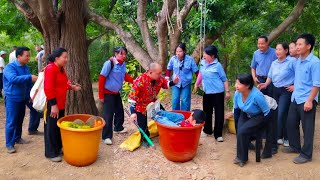 3个女保安被五花大绑在树上，机智美女趁机踹翻人贩子爬树逃脱！心系同伴悄悄返回，举起棒子狠狠一棍，把人贩子送进监狱！