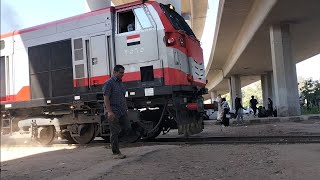 مرور قطار متهجه من القاهره الي دمياط علي خط الشرق  |  جرار جينرال