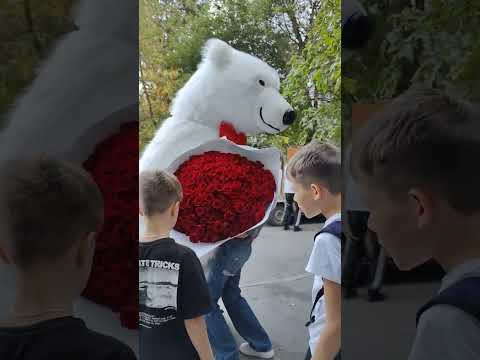 Букет из 151 розы, такой ОГРОМНЫЙ букет не каждый донесет! Поздравление от белого медведя #shorts