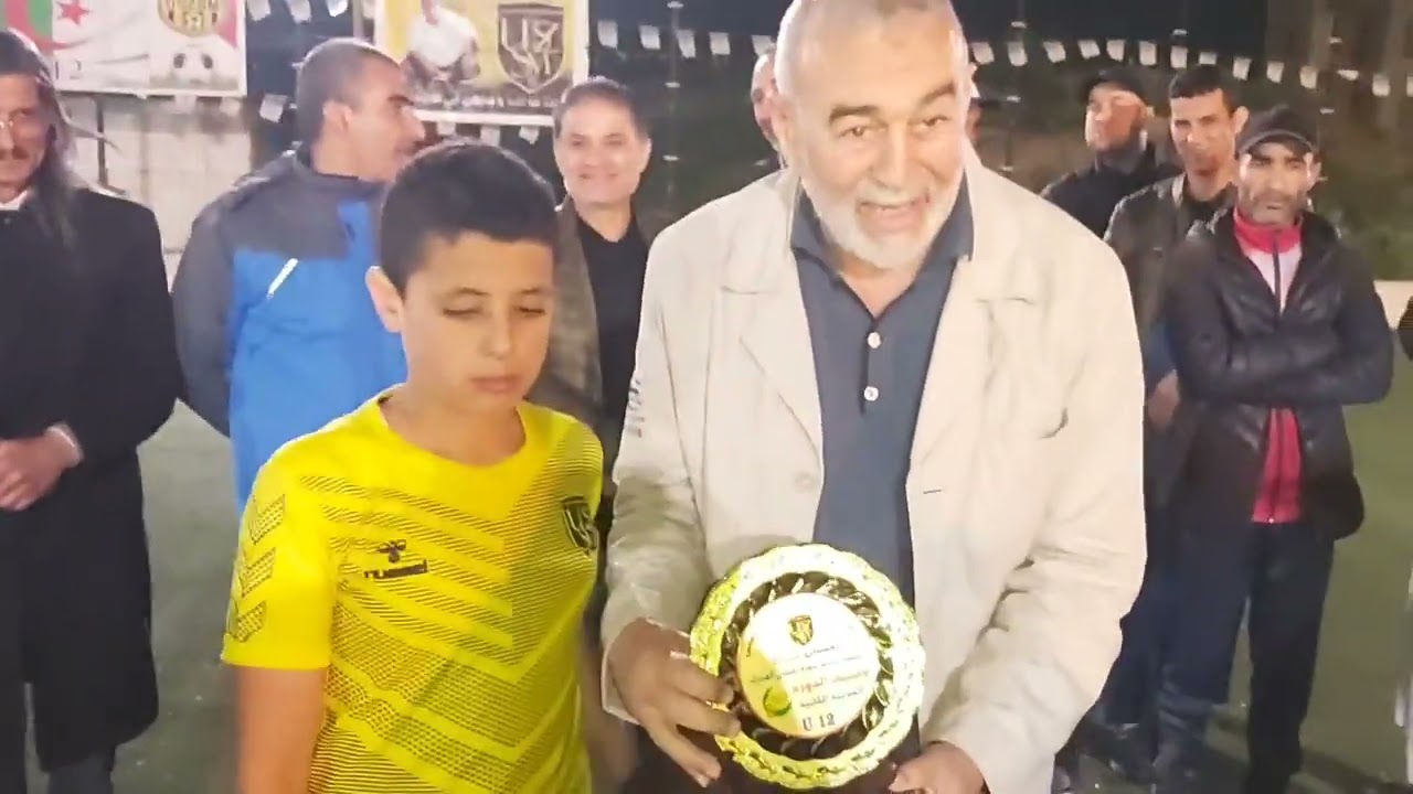 توزيع الميداليات ، درع البطل و الوصيف في نهائي U - 12 بحي الزواوي بسيدي موسى