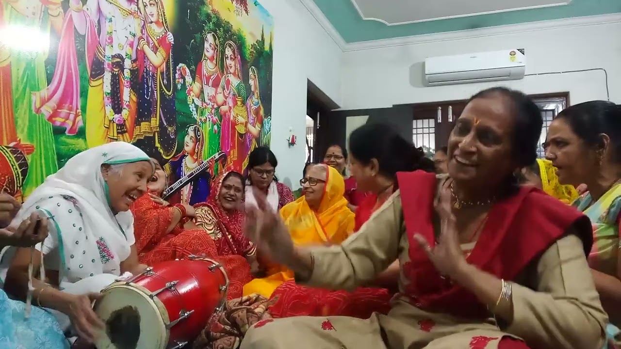 धमाल मचा दिया अम्मा जी ने नख पे गिरबर लियो उठाय कन्हैया मेरो  वारो#/