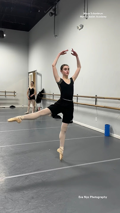 @maya.schonbrun casually doing FIVE floats 💀👀 #ballet #hard #strong #shorts