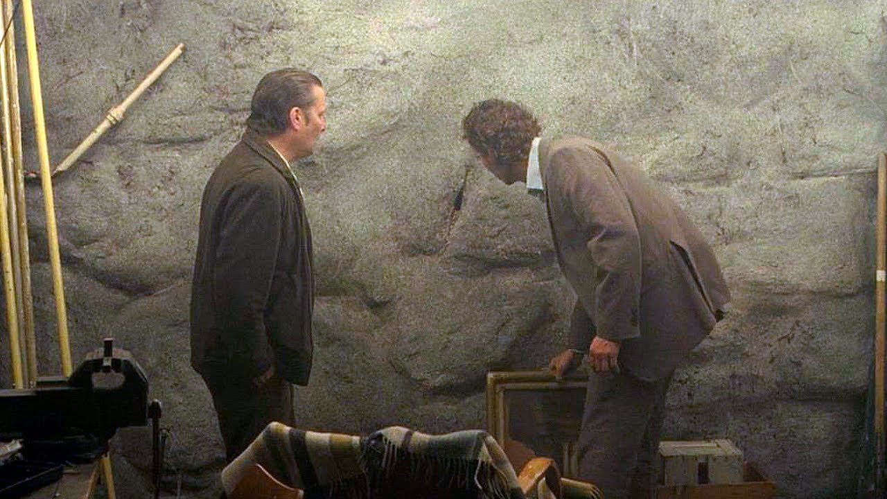 Ele Encontrou Um Buraco na Parede e Descobriu Que Está Preso no Inferno