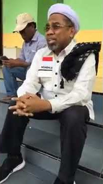 Ngabalin menyanyi