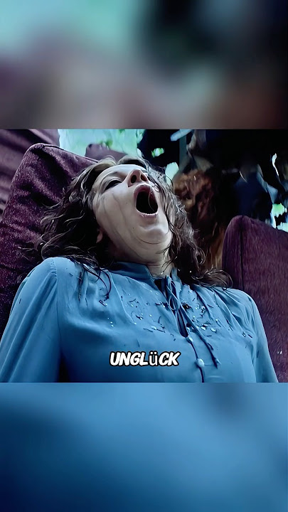 Das Flugzeug bricht plötzlich während des Fluges auseinander.#movie #shorts