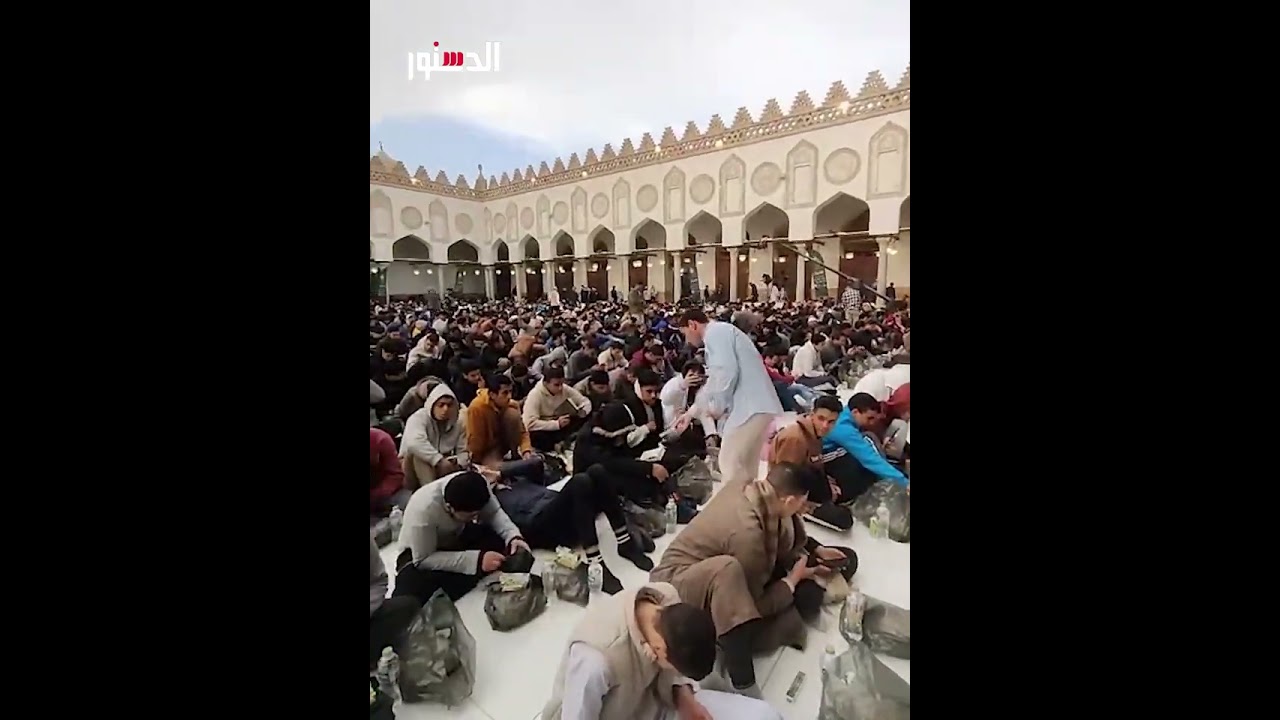 مائدة الأزهر تجمع العالم.. طلاب وافدون يشاركون في إفطار رمضان