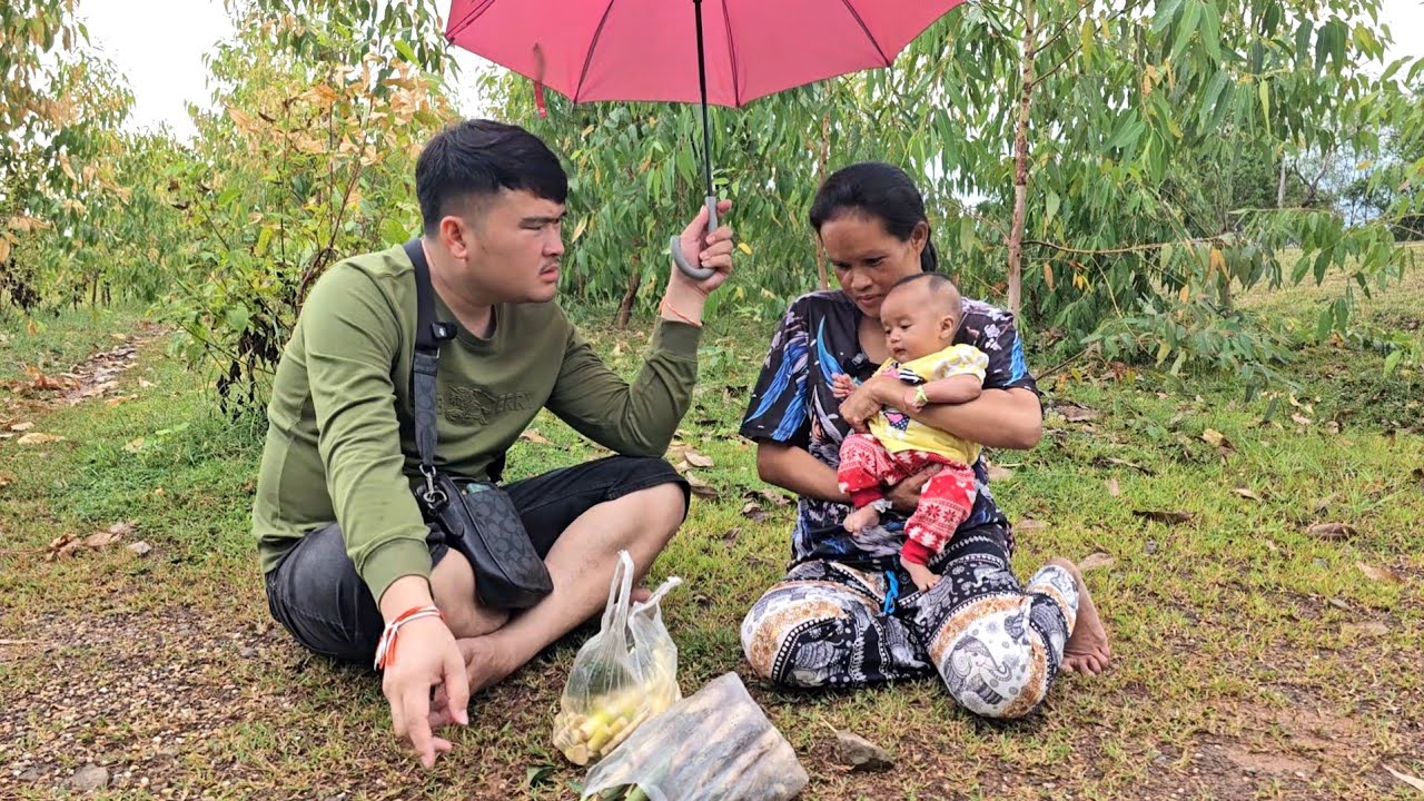 อุ้มลูก 2 เดือนตากฝนมาขายหน่อไม้ 16 สิงหาคม ค.ศ. 2025