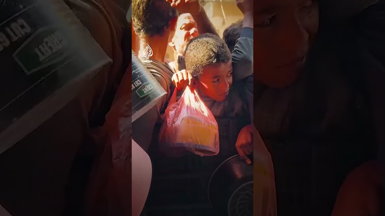 بأوانٍ فارغة.. أطفال غزة يصطفون ضمن طوابير مزدحمة للحصول على الطعام في النصيرات