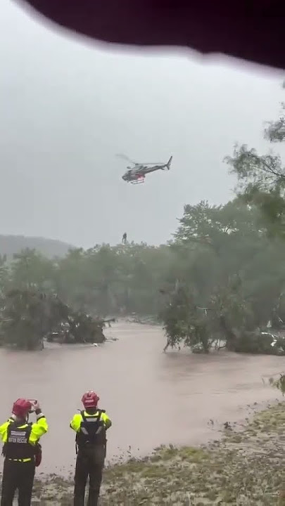 🚨 #BREAKING : HEROES in helicopters are repelling down to rescue children trapped in the Texas flood
