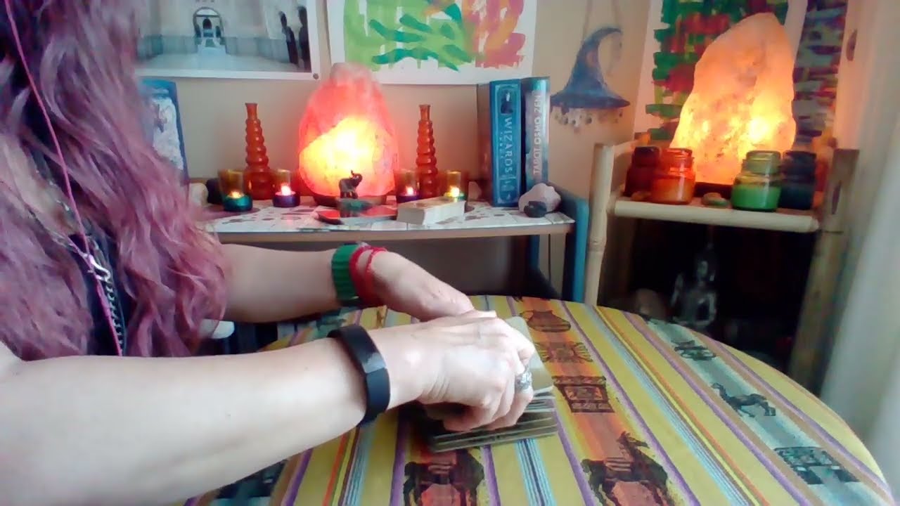 LEO!! 🔮 Una conexión no puede continuar como está!! Abre su paso la energía de Los Enamorados!!