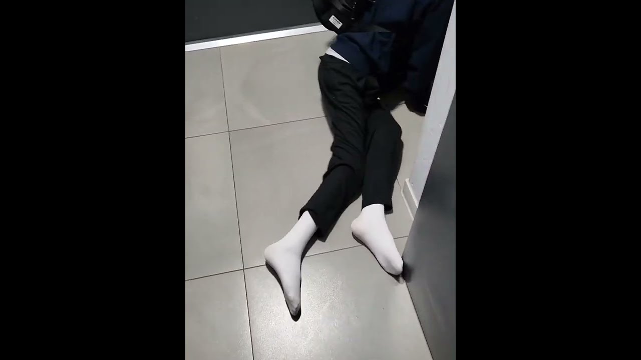 휠체어 없이 계단 내려가는 하반신마비 A paraplegic guy that going down stairs without wheelchair