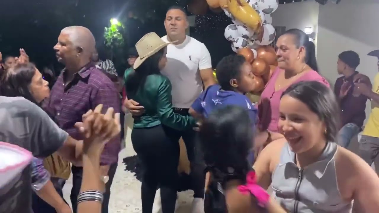 Tocando en baitoa de Santiago