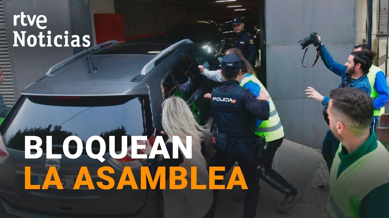 PROTESTAS CAMPO: Los AGRICULTORES ZARANDEAN el COCHE de LÓPEZ MIRAS en MURCIA | RTVE Noticias