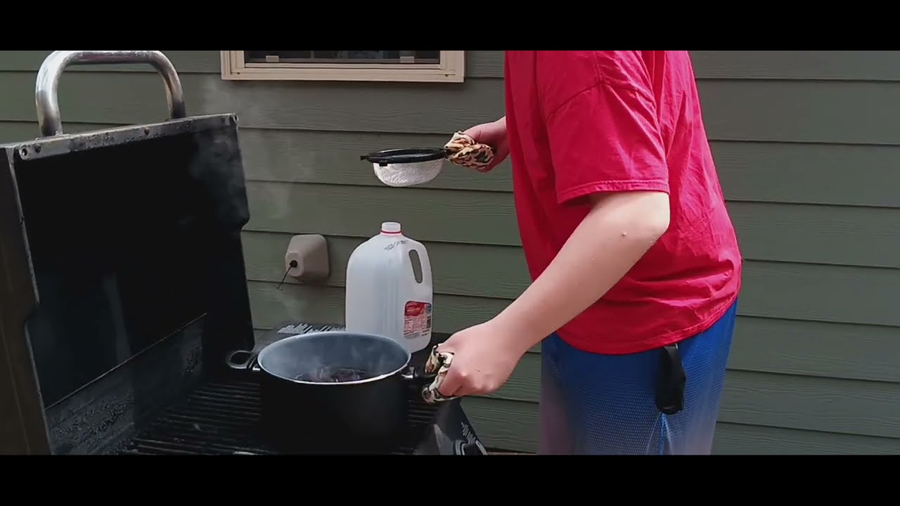 Idiot Burns Himself While Pour Red Cabbage Juice