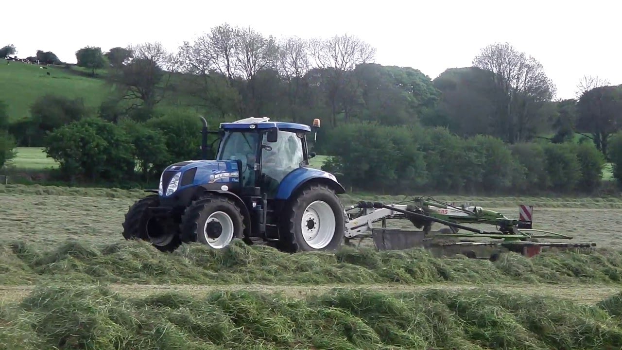 New Holland T7.185 Raking With a Claas 2900