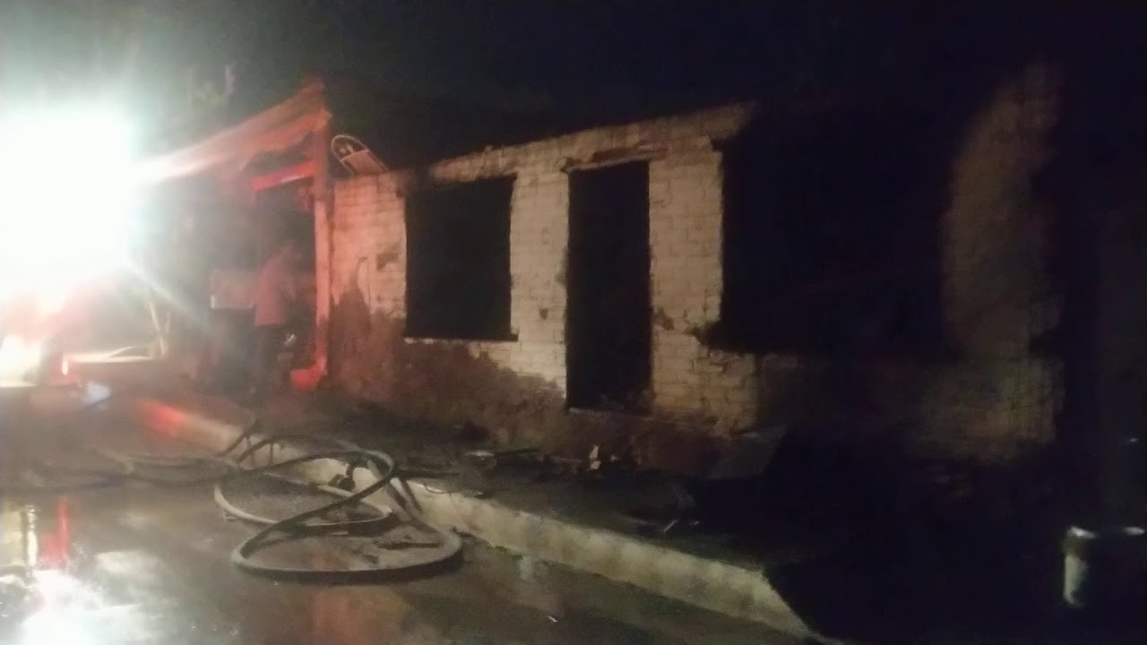 Incendio consume vivienda al sur de la ciudad - YouTube