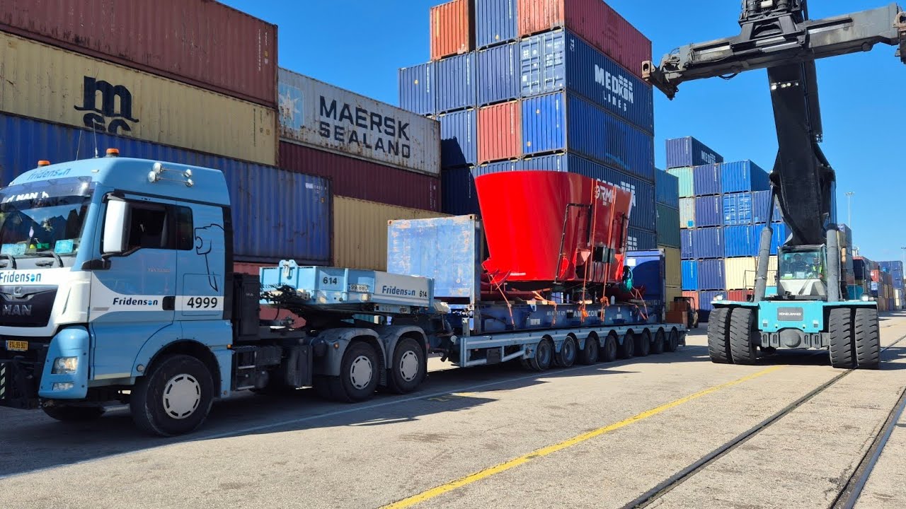 Комбайн на експорт.Высота 5 метров.Соседи снова мешают работать.