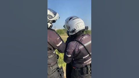 רוכב אופנוע נוגח ע"י שוטר תנועה רכוב על האופנוע ונאזק באזיקים בחשד לעבירת תנועה בראשון לציון