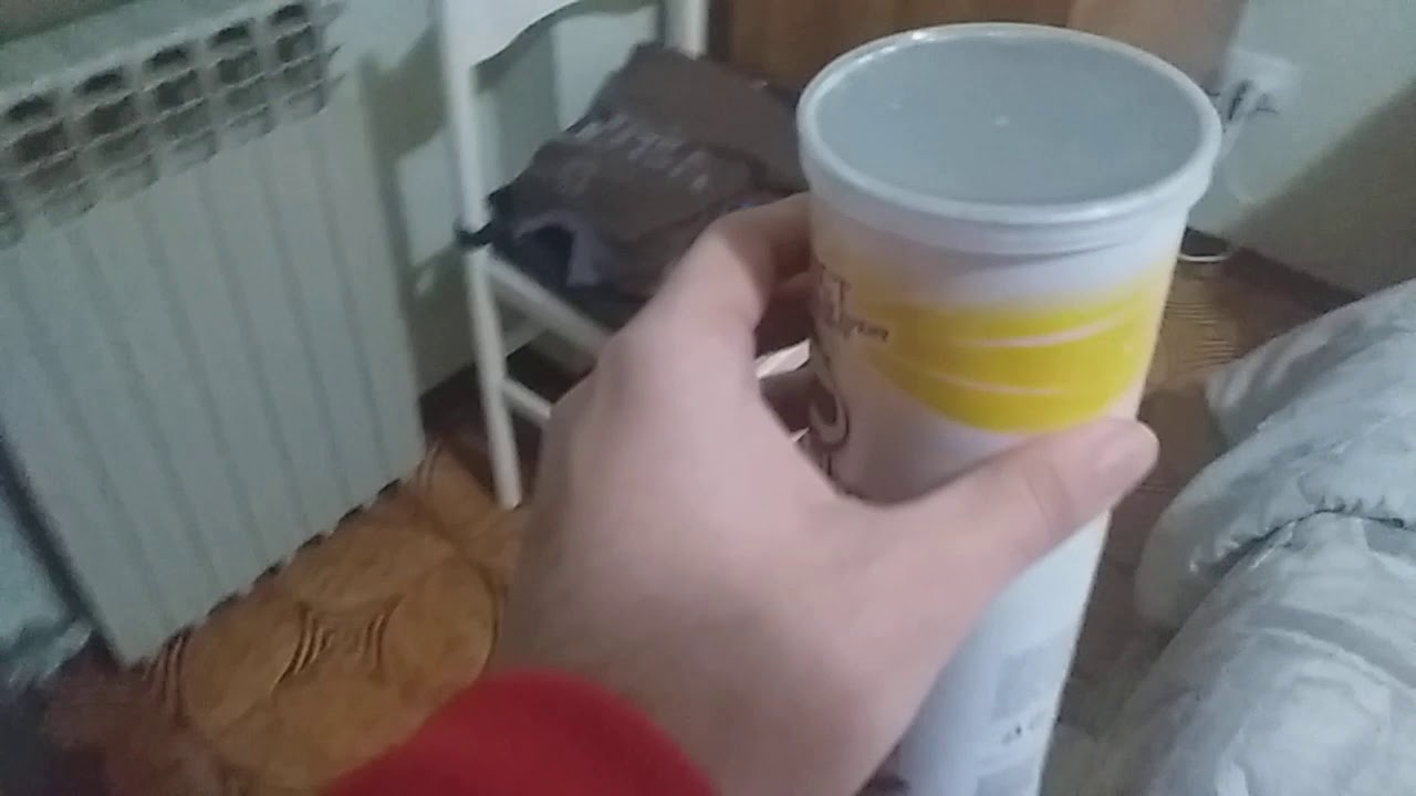 Prank delle patatine di pringles gusto pizza con il tovagliolo Daniele Montani finto