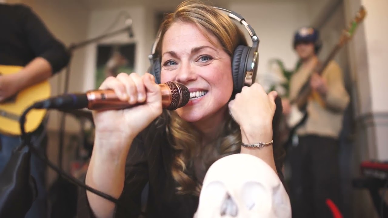 Guarda Cyclical - Hayley Jane Band (Tiny Desk Submission 2024) su YouTube Guarda Cyclical - Hayley Jane Band (Tiny Desk Submission 2024) su YouTube
