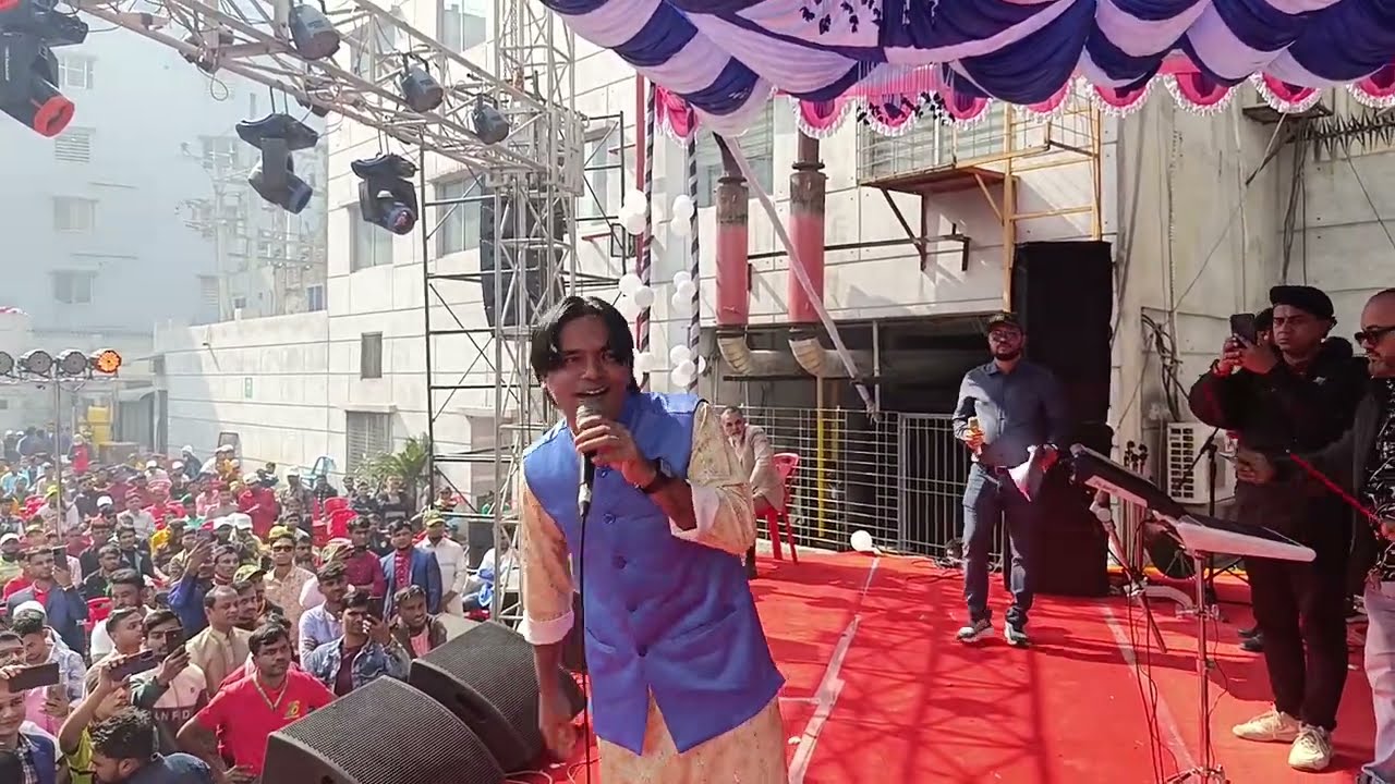 হাজার হাজার দর্শক মাতিয়ে দিলেন ফোক গানের মঞ্চে রেজাউল সরকার