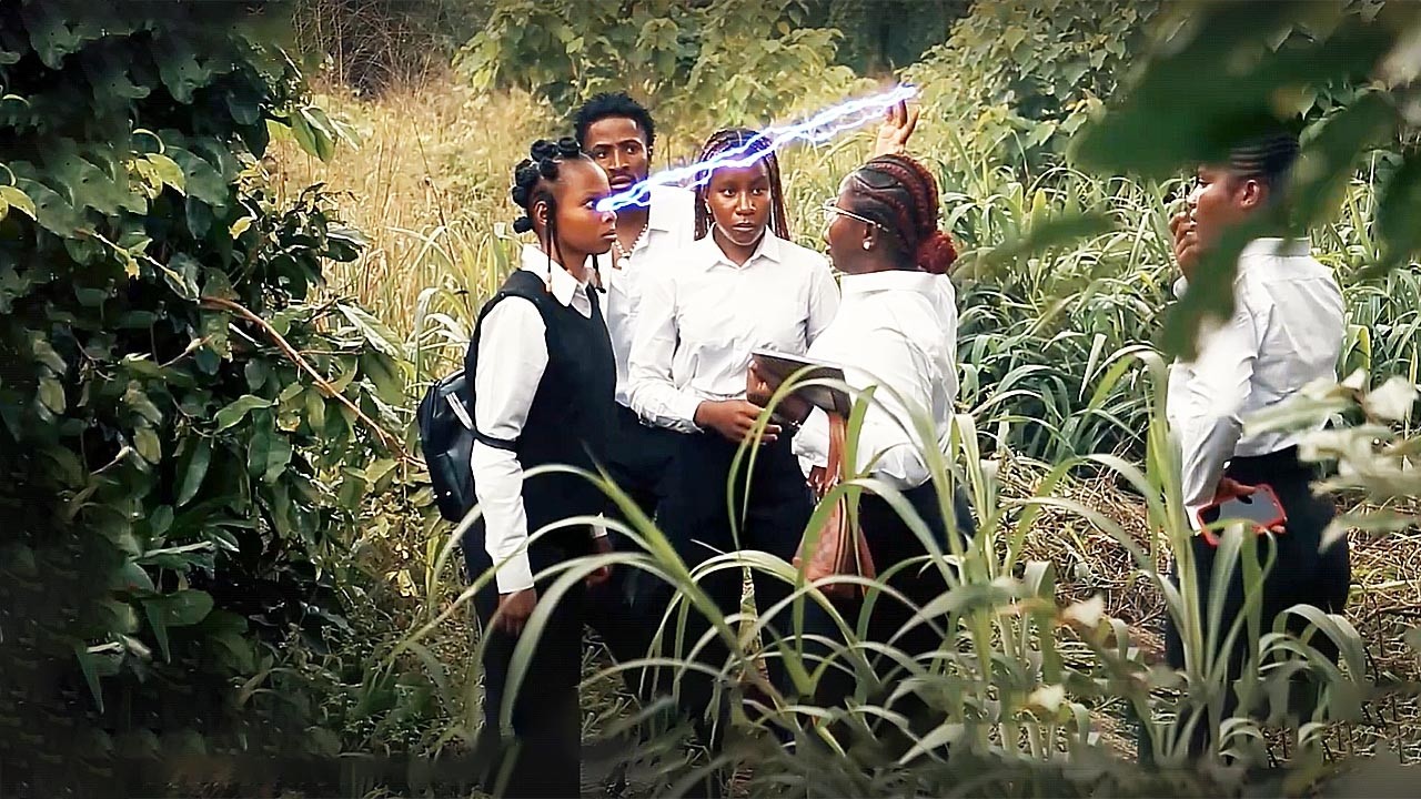 ELLE ÉTAIT HARCELÉ PAR SES CAMARADES MAIS CHOQUÉS DE LA VOIR REVENIR AVEC DES POUVOIRS DESTRUCTEURS