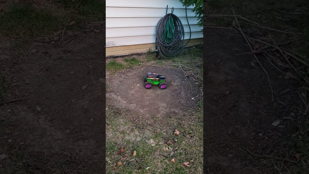 Grave Digger does a donut! 