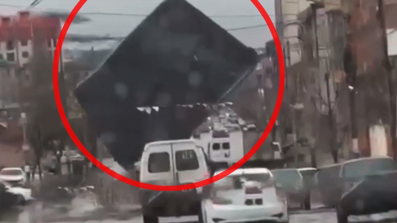 Сорванная крыша раздавила автомобиль, более 90 тысяч жителей без света. Мощный ураган в Дагестане