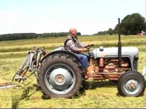 Maaiwedstrijden OTMV (Oude Trekker en Motoren Vereniging) op Schokland, Noordoostpolder, Flevoland op 12-06-2010. Film van H. Lammers te Dronten.