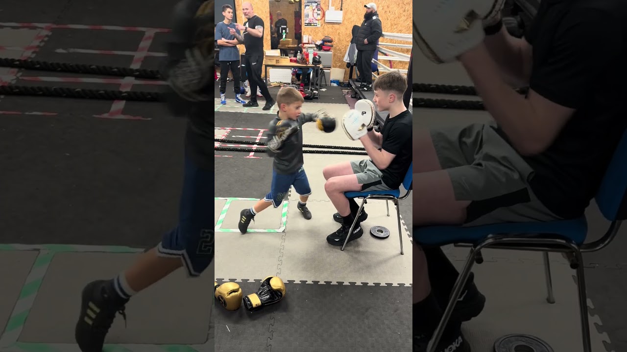 Jayden Price teaching 5yr old Chase &ldquo;the Ace&rdquo; some basics  #kidsboxing #boxingtraining #boxinglife