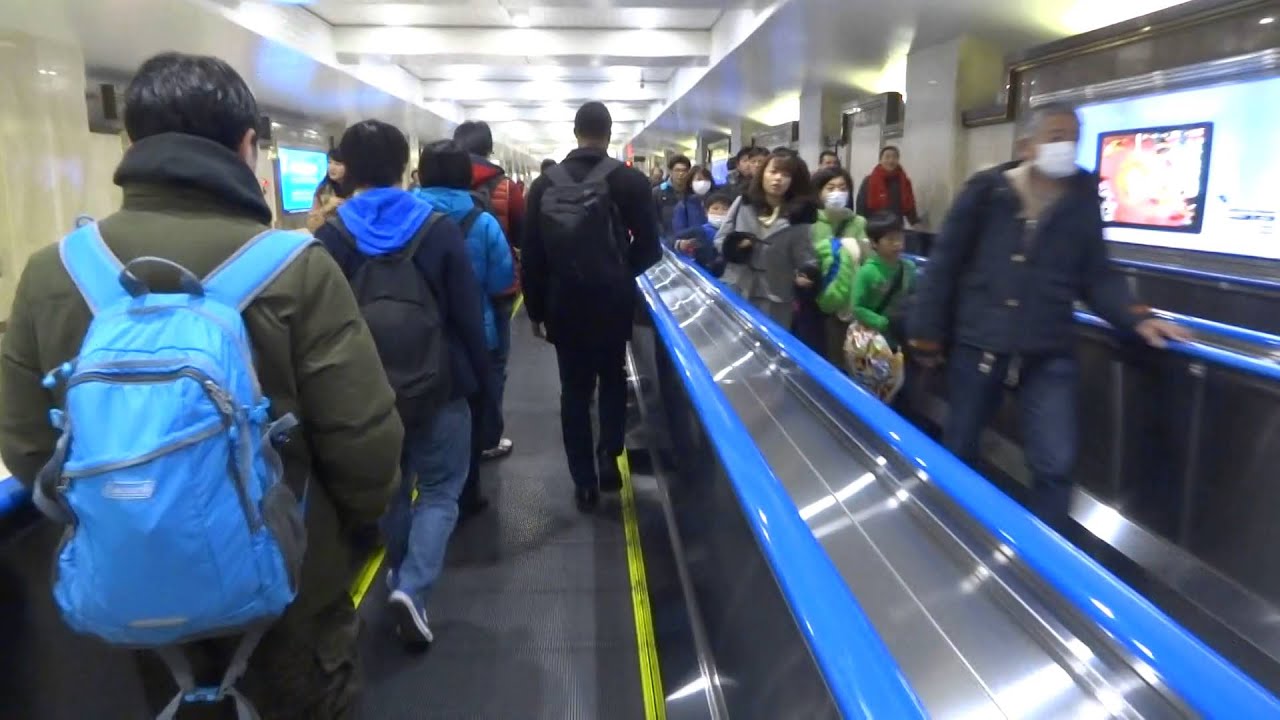 Walking thru Tokyo Station